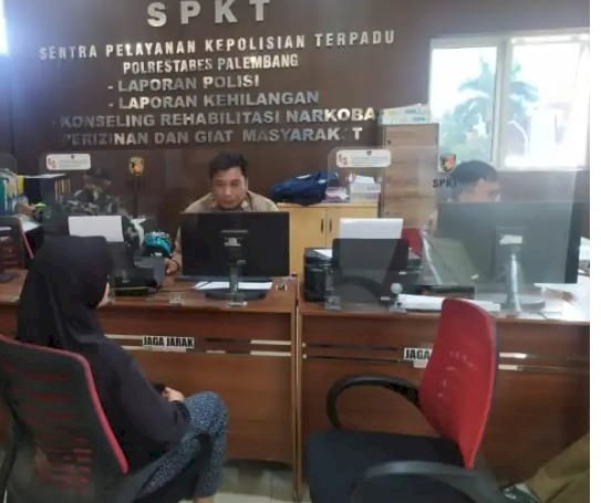 SN (20) korban pelecehan seksual saat membuat laporan di Polrestabes Palembang, Rabu (23/11). (ist/rmolSumsel.id)