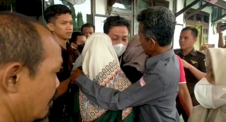 Salah satu tersangka kasus dugaan korupsi dana hibah di Bawaslu Prabumulih, Rabu (23/11). (ist/RmolSumsel.id)