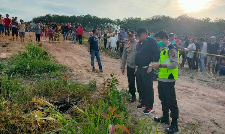 Sesosok mayat berjenis kelamin laki-laki tanpa identitas, ditemukan tergeletak di semak pinggir jalan Desa Giri Mulyo, Kecamatan Belitang Jaya, Kabupaten OKU Timur, dengan kondisi terbakar/Foto: Amizon