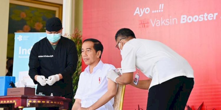 Presiden Joko Widodo melakukan suntik booster vaksin Covid-19/ist.