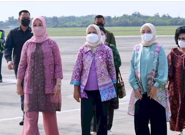 Ibu Negara Iriana Joko Widodo beserta Wury Ma'ruf Amin, dan Organisasi Aksi Solidaritas Era Kabinet Indonesia Maju (OASE KIM) melakukan kunjungan kerja ke Palembang, Kamis (24/11) (Ist/rmolsumsel.id)
