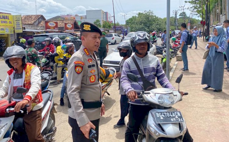 Direktur Samapta Polda Sumsel Kombes Pol Djuwito Purnomo turun langsung memberikan himbauan kepada masyarakat/ist
