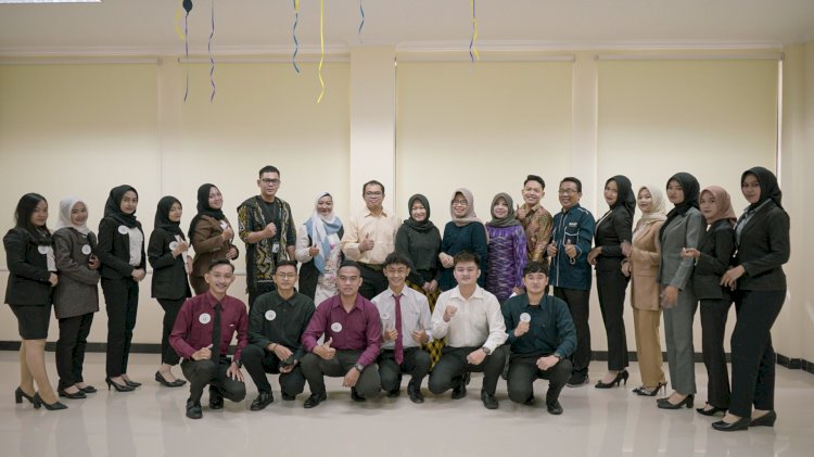 Direktur Universitas Terbuka Palembang Dr. Meita Istianda S.IP M.Si bersama peserta Bujang Gadis Universitas Palembang/ist