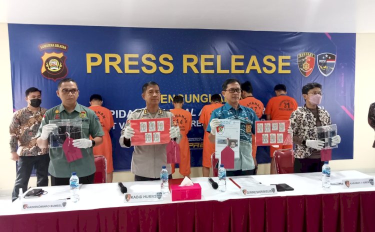 Subdit V Siber Ditreskrimsus Polda Sumsel menangkap empat orang pelaku spesialis penipuan khusus nasabah pengguna kartu kredit/RMOL