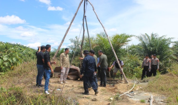 Polisi saat mengamankan lokasi tempat pengeboran minyak ilegal di lahan PT BSC di Desa Sungai Naik dan menangkap 2 pelaku/ist