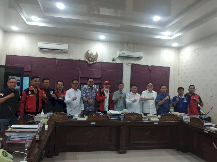Komisi V DPRD Sumatera Selatan (Sumsel) berpoto bersama usai rapat bersama perwakilan buruh FSB Nikeuba KSBSI Palembang, Jumat (25/11). (Dudy Oskandar/rmolsumsel.id)   