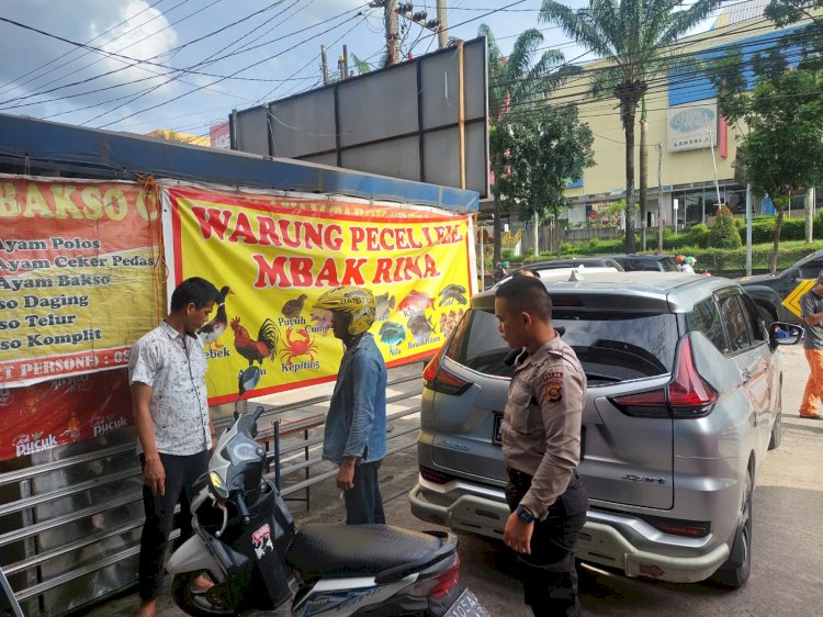Polisi melakukan olah TKP dimana seoarang pekerja pecel lele diserang sekelompok orang, Sabtu (26/11). (ist/RmolSumsel.id). 