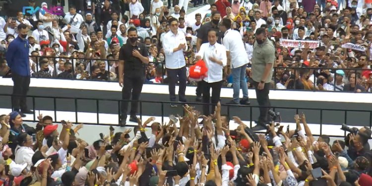 Aksi Presiden Joko Widodo melempar jaket G20 di Stadion Utama Gelora Bung Karno, Jakarta, Sabtu (26/11)/Repro