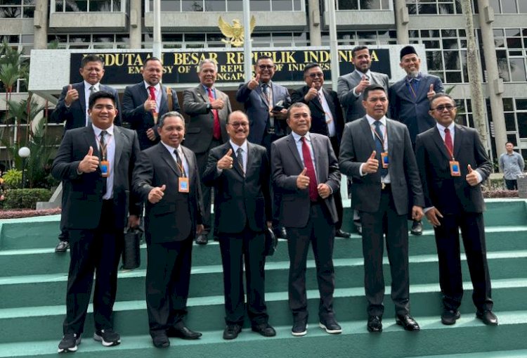 Bupati OKU Timur Ir H Lanosin ST atau biasa disapa Enos, terpilih dan menjadi satu-satunya Kepala Daerah di Provinsi Sumatra Selatan yang mengikuti pelatihan Digital Leadership Academy (DLA) di Singapura 