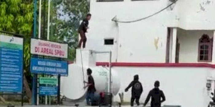 Aksi tawuran yang menyebabkan seorang pelajar di Medan tewas/repro.