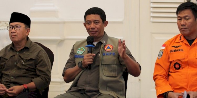 Kepala BNPB Letjen Suharyanto (tengah) dalam konferensi pers Update Penanganan Gempabumi Cianjur, Minggu (27/11).