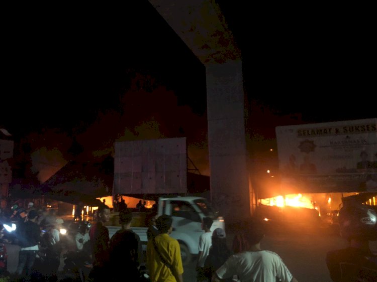 Pasar Cinde Palembang yang berada di Jalan Jenderal Sudirman, Kelurahan 24 Ilir, Kecamatan Bukit Kecil, Minggu (27/11) sekitar pukul 22.30 WIB terbakar.(ist/rmolsumsel.id)