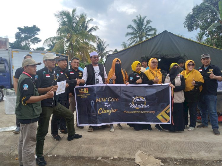 Bantuan dari PT Madinah Insan Wisata untuk warga terdampak gempa di Kabupaten Cianjur, Jawa Barat, MInggu (27/11). (Dok. Rmol Network)