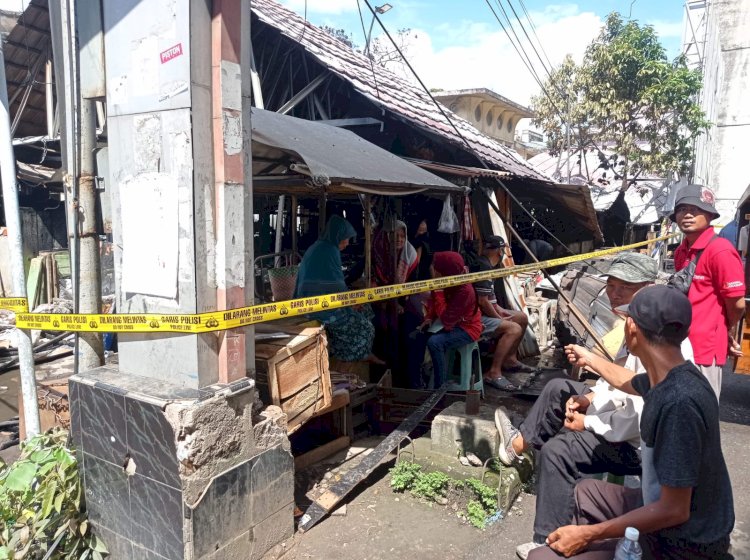 Pasar Cinde Palembang dipasang garis polisi usai terbakar hebat pada MInggu malam (28/11/2022). (Ist/RmolSumsel.id)