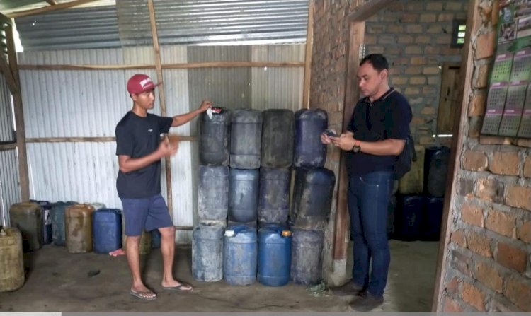 Subdit IV Tipidter Ditreskrimsus Polda Sumsel menggerebek sebuah rumah tempat penimbunan BBM jenis solar subsidi di Jalan Gumari RT 03 Rw.02 Dusun II Desa Sidodadi Kecamatan Belitang I Kabupaten OKU Timur/ist