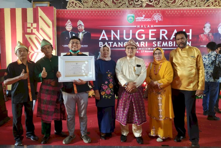 Penyerahan penghargaan dalam Anugerah Batanghari Sembilan/ist