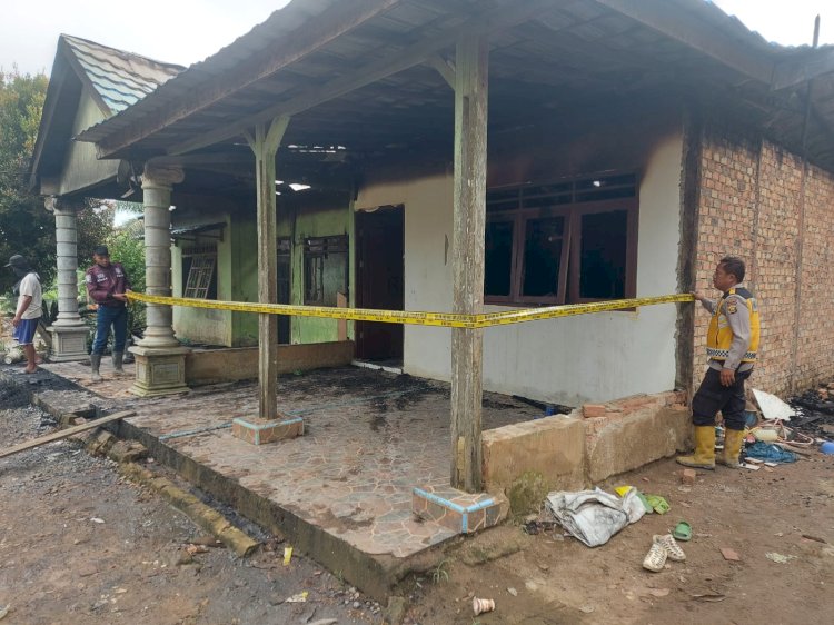 Anggota Polsek Bayung Lencir melakukan oleh TKP terbakarnya rumah Kades Muara Medak/ist.