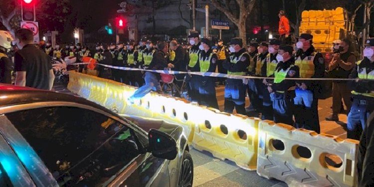 Aparat keamanan mengawasi aksi protes anti-lockdown di China/Net
