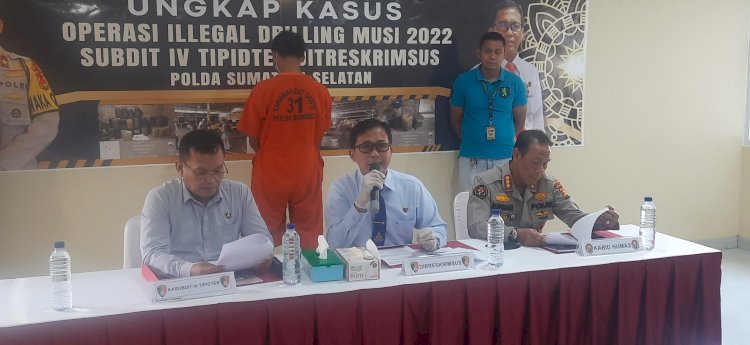  Direktur Reserse Kriminal Khusus Polda Sumsel Kombes Pol Barly Ramadhany  saat memberikan keterangan pers terkait kasus penimbunan solar subsidi, Selasa (29/11). (ist/RmolSumsel.id)