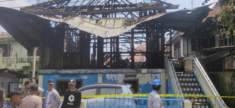 Bangunan rumah yang hangus terbakardi Jalan Kopral Paiman, Kelurahan Plaju Ulu, Kecamatan Plaju Kota Palembang Ludes Terbakar pada Selasa, (29/11/2022) .(Adamrachman/Rmolsumsel.id)