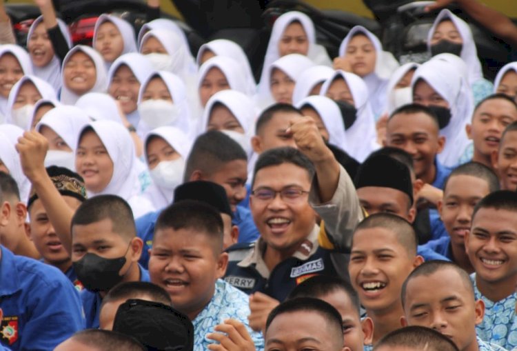 Bhabinkamtibmas Aipda Ferry Susanto memberikan arahan dan edukasi kepada ratusan siswa-siswi SMK Bukit Asam/ist