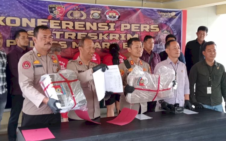 Kapolres Muara Enim, AKBP Andi Supriadi bersama jajaran menunjukkan barang bukti ungkap kasus tindak pidana korupsi pengelolaan keuangan desa Darmo tahun anggaran 2019/RMOL