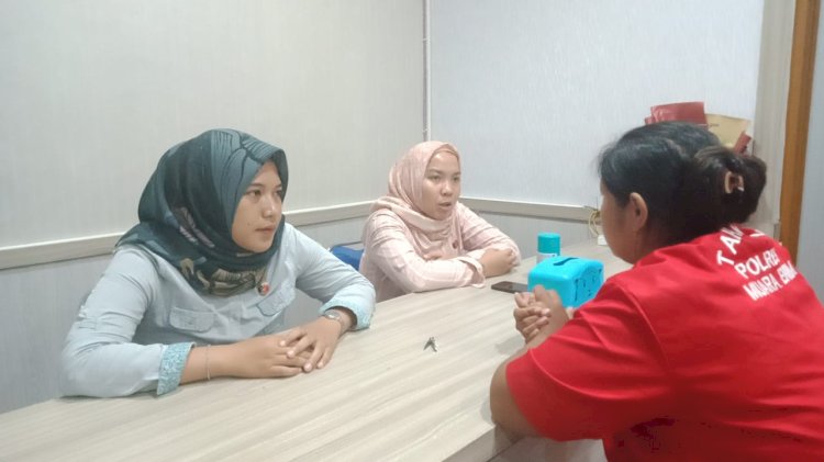 Anggota penyidik PPA Satreskrim Polres Muara Enim tengah melakukan pemeriksaan terhadap tersangka/Noviansyah.