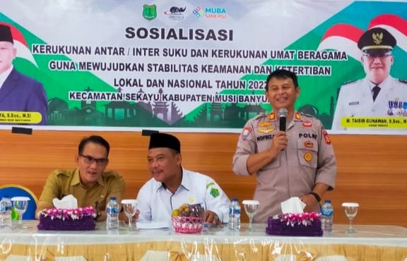 Kasat Binmas Polres Muba AKP Nofrizal bersama Ketua FKUB Muba Ahmad Yani memberikan sosialisasi bahaya paham radikalisme kepada masyarakat hingga tokoh agama di Kecamatan Sekayu/ist.