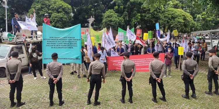 Aksi unjuk rasa Koalisi Soliditas Pemuda Mahasiswa menuntut penangkapan Kabareskrim Komjen Agus Andrianto di depan gedung KPK, Rabu (30/11)/RMOL