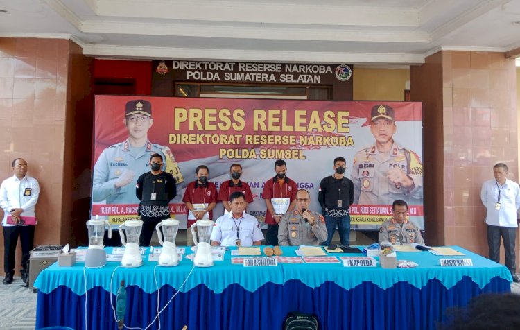 Kapolda Sumsel Irjen Pol Albertus Rachmad Wibowo didampingi Direktur Narkoba Kombes Pol Heru Agung Nugroho mengapresiasi kinerja anggota Ditres narkoba polda Sumsel yang berhasil mengungkap narkoba jenis baru Yaba/ist