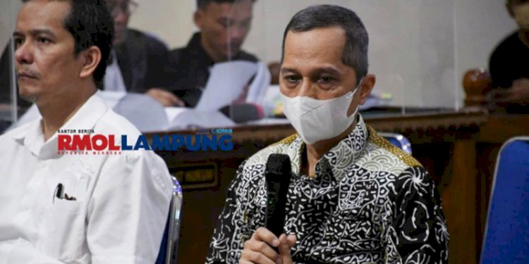  Mantan Rektor Unila Prof Karomani saat menjadi saksi di sidang Andi Desfiandi, Rabu (30/11)/RMOLLampung