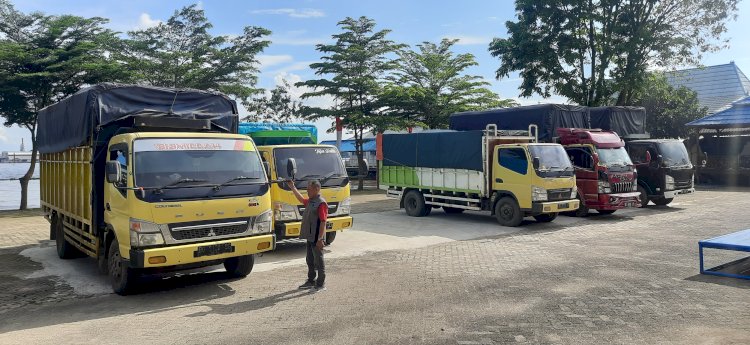 Lima unit mobil truk penangkut solar Ilegal saat berada di Polairud Polda Sumsel, Rabu (30/11). (ist/ RmolSumsel.id)