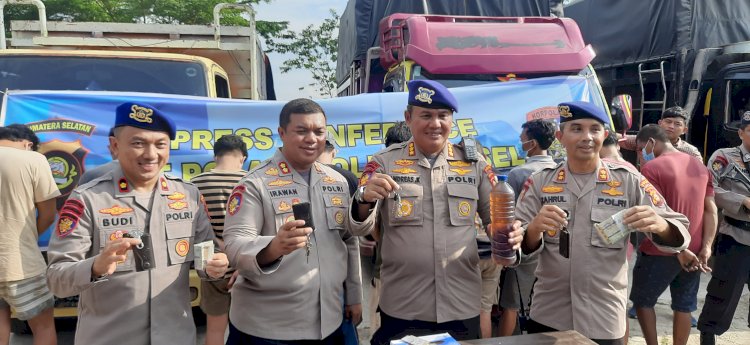 Direktur Polairud Polda Sumsel Kombes Pol Andreas Kusmaedi menunjukkan barang bukti solar dari lima truk yang mereka sita. (Ist/ RmolSumsel.id)