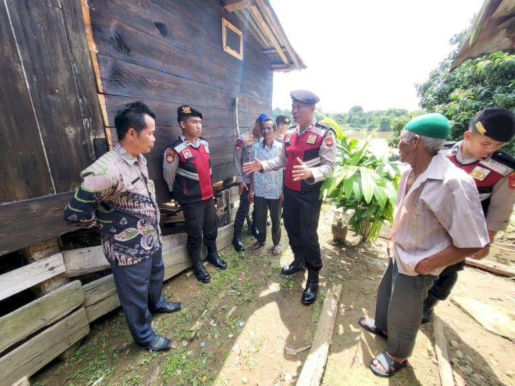 Kasat Samapta Polres Muba AKP Ade Nurdin saat meninjau lokasi longsor dan sambaran petir di Desa Bumi Ayu Muba/ist.