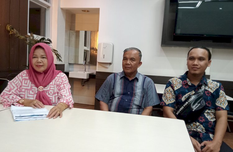 A Romili, didampingi kuasa hukumnya Ertika Fitriani SH MM dan Kgs M Khaddafi/ist