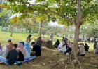 18 Tahun Tsunami Aceh, Sejumlah Warga Berdoa di Kuburan Massal Ulee Lheue
