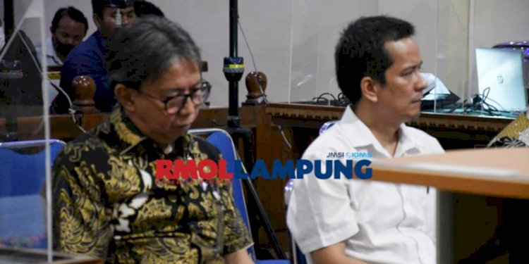 Ketua Apindo Lampung Ary Meizari Alfian dan Dekan Fakultas Teknik Unila Helmy Fitriawan di Sidang Andi Desfiandi, Rabu (30/11)/RMOLLampung