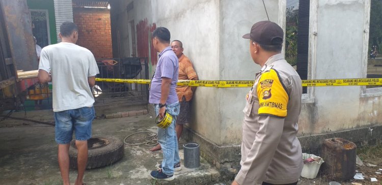 Anggota Polsek Bayung Lencir melakukan oleh TKP tertabraknya seorang warga hingga meninggal dunia/ist.