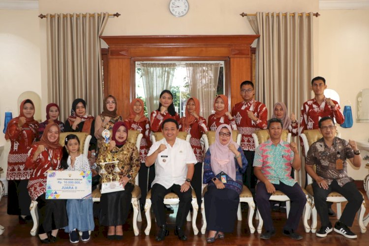 Pj Bupati Muara Enim Kurniawan bersama lima pelaja Muara Enim yang berhasil meraih juara 2 lomba Kadarkum/ist