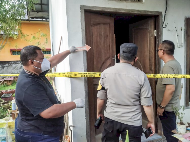 Anggota Polrestabes Palembang melakukan olah TKP di rumah korban di Jalan KI Anwar Mangku, Kecamatan SU II Palembang, Kamis, (1/12/2022)/Adam Rachman. 