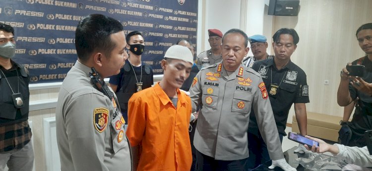 Pelaku pembunuhan Anton Sujarwo saat dihadirkan dalam konferensi pers di Mapolsek Sukarami/ist.