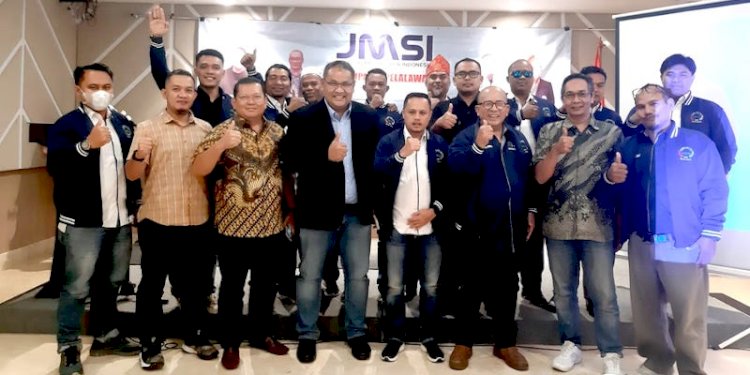 Ketua Umum JMSI Teguh Santosa (jas hitam kemeja biru) berfoto bersama Pengurus Daerah JMSI Riau dan Pengurus Cabangan JMSI Pelalawan./RMOL