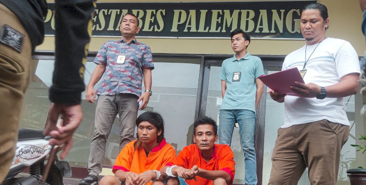 Dua dari tiga pelaku kelompok begal sadis kawasan 3-4 Ulu saat berada di Polrestabes Palembang, Jumat (2/12). (AdamRachman/Rmolsumsel.id)