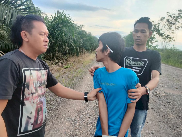 Iwan Saputra (23) pelaku pembunuhan ibu kandung ketika ditangkap oleh Unit Reskrim Polsek Gelumbang, Kabupaten Muara Enim, Sumatera Selatan. (Dok. Polisi)