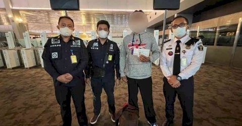 Kantor Imigrasi Kelas I TPI Palembang mendeportasi satu orang warga negara asing (WNA) berkebangsaan Thailand berinisial SN, Kamis (1/12) . (ist/rmolsumsel.id)