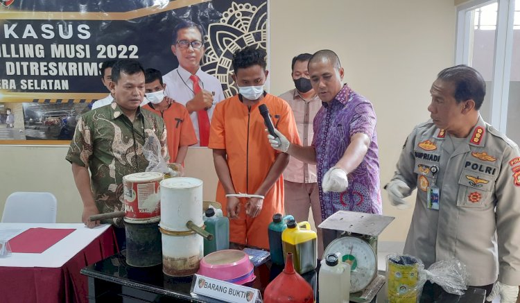Satgas Ops Illegal Drilling Polda Sumatera Selatan mengamankan dua tersangka praktek pengoplosan minyak mentah hasil sulingan menjadi BBM jenis Pertalite/Foto:RMOL