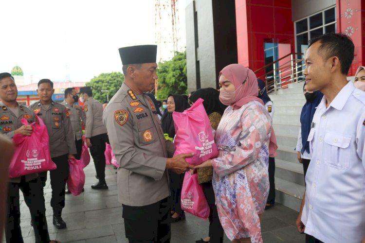 Puluhan tenaga honorer dan pegawai kebersihan Polda Sumsel menerima bantuan bahan pokok/ist.
