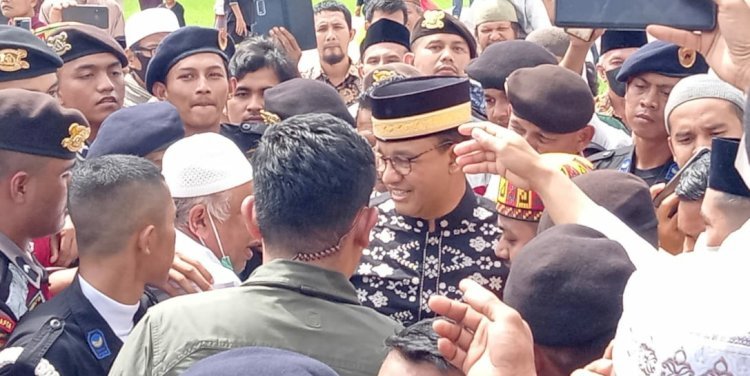 Anies Baswedan (peci garis kuning) dikerumuni jamaah di Masjid Raya Baiturrahman. Foto: Razi/RMOLAceh.