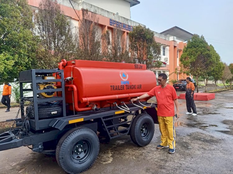 Kepala BPBD Muba Pathi Riduan menunjukkan trailer tangki air bantuan dari BNPB/ist.