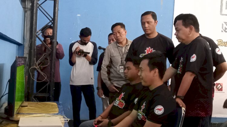 Pj Bupati Muara Enim, Kurniawan saksikan pertandingan E-Football PES 2021, pada gelaran E-Sport kejuaraan Bupati Cup 2022/Noviansyah.